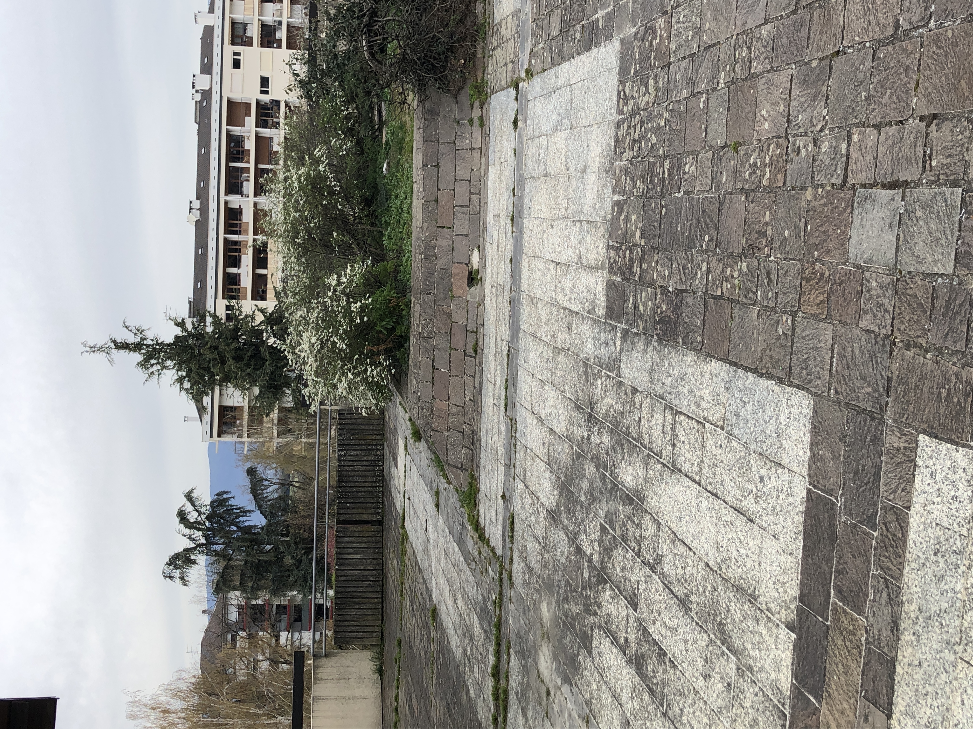 Au dessus de carrefour — photo 1