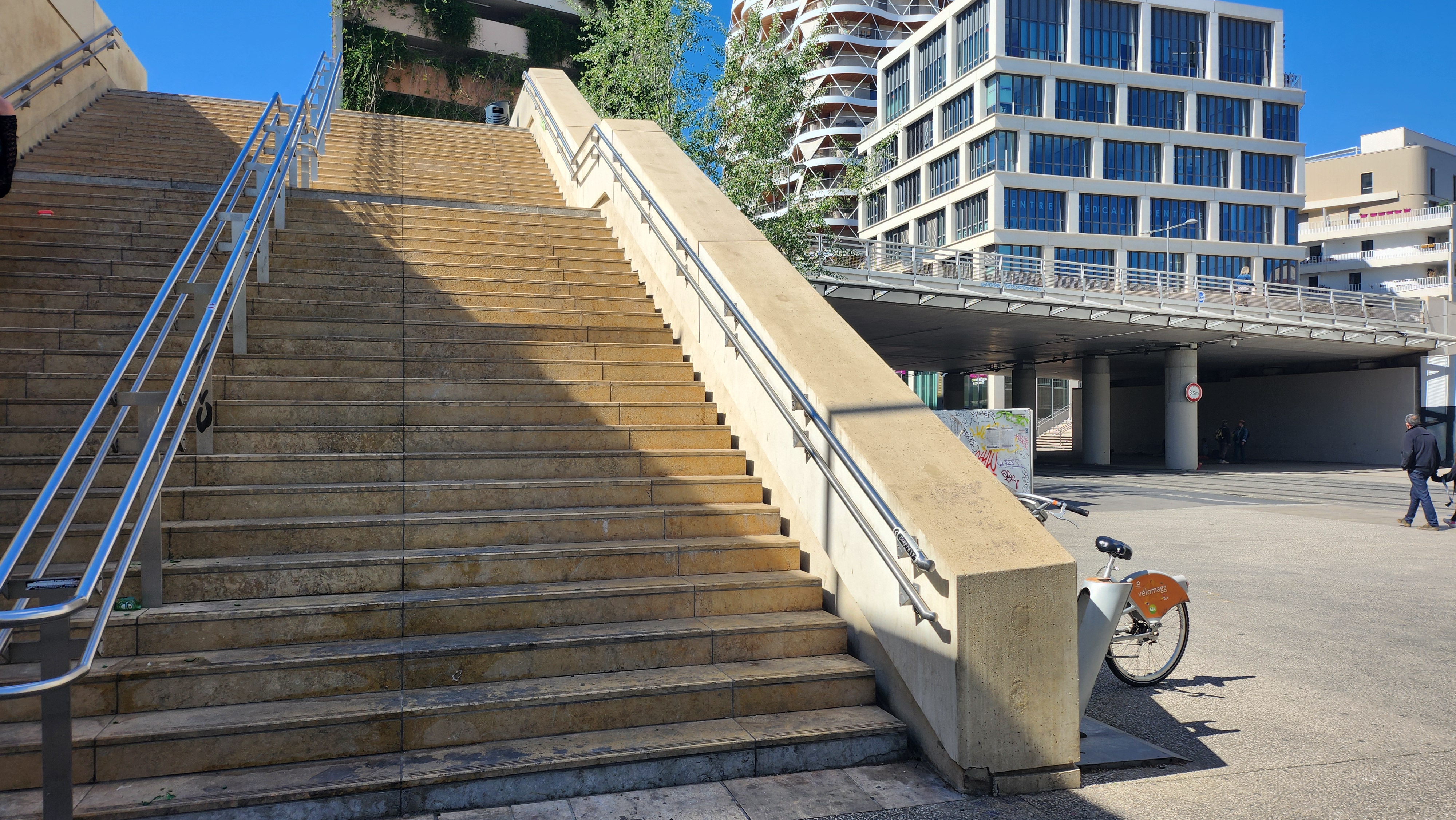 Curb and rails gare SNCF — photo 1
