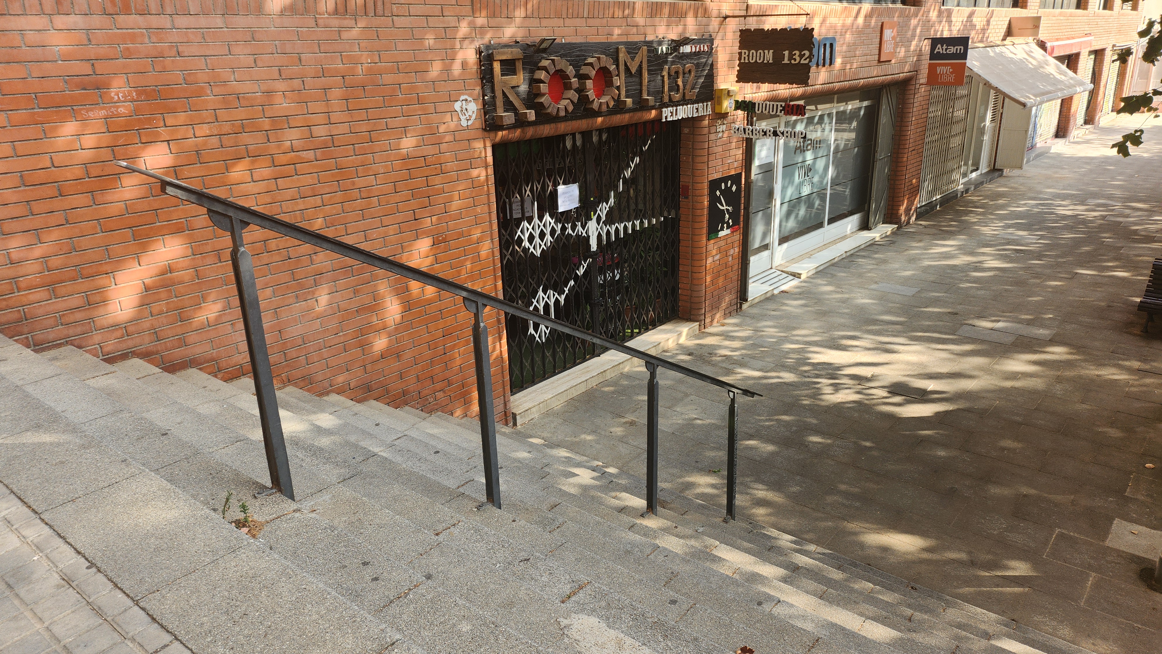 Rail and banks — photo 1