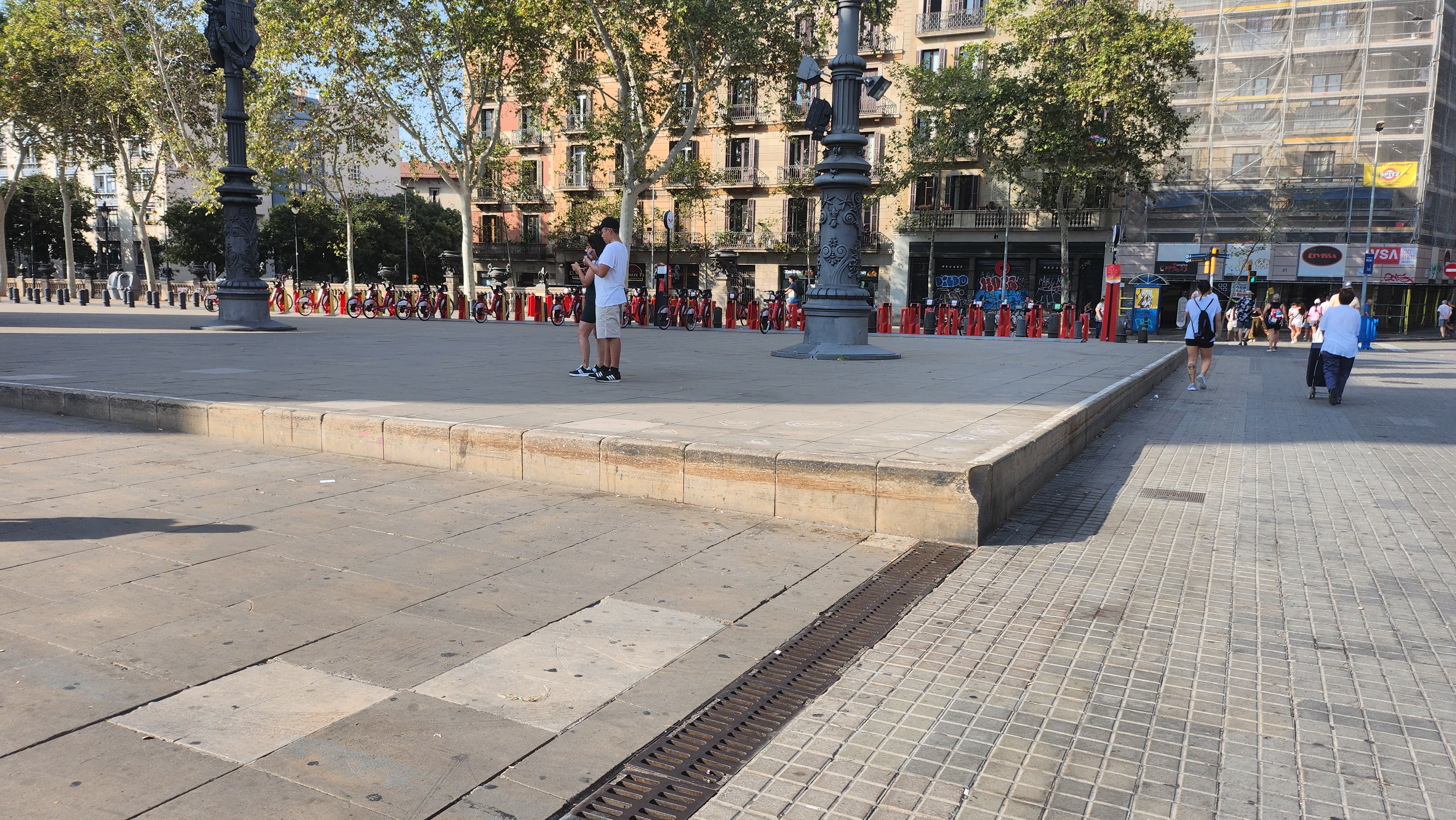 Low curb arc de Triomf — photo 1