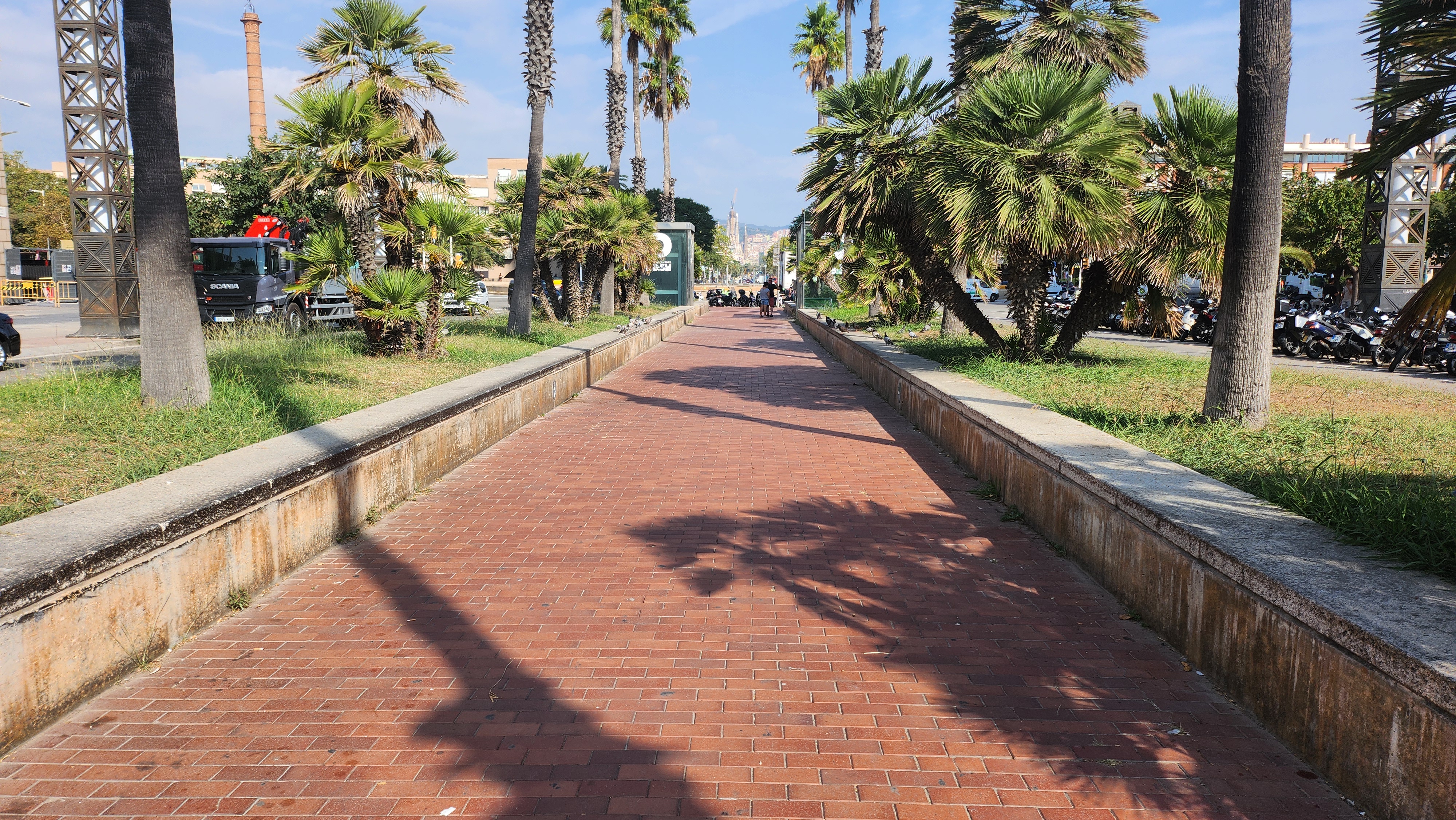 Long curbs carrer Marina — photo 1