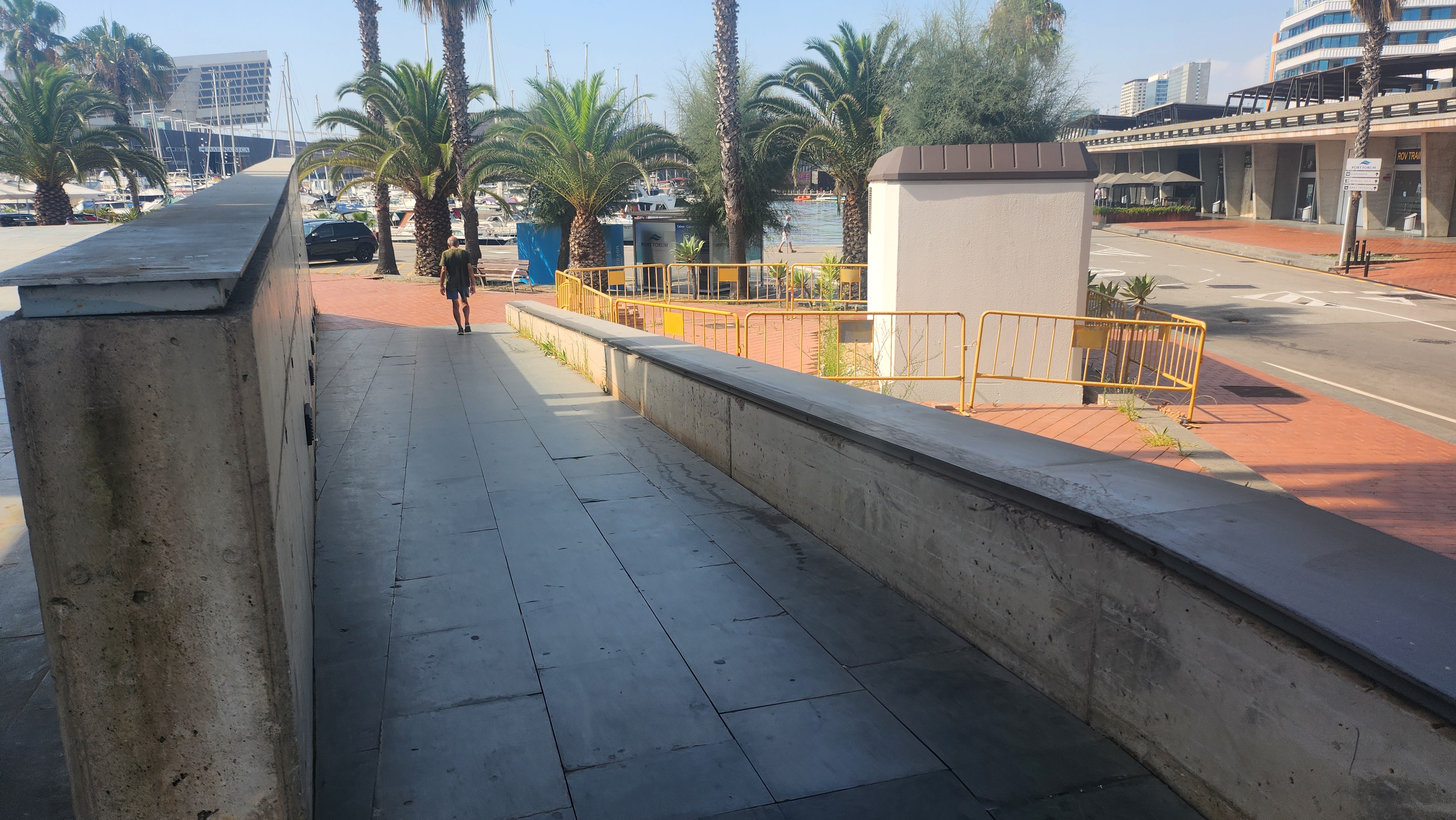 Long low curb — photo 1