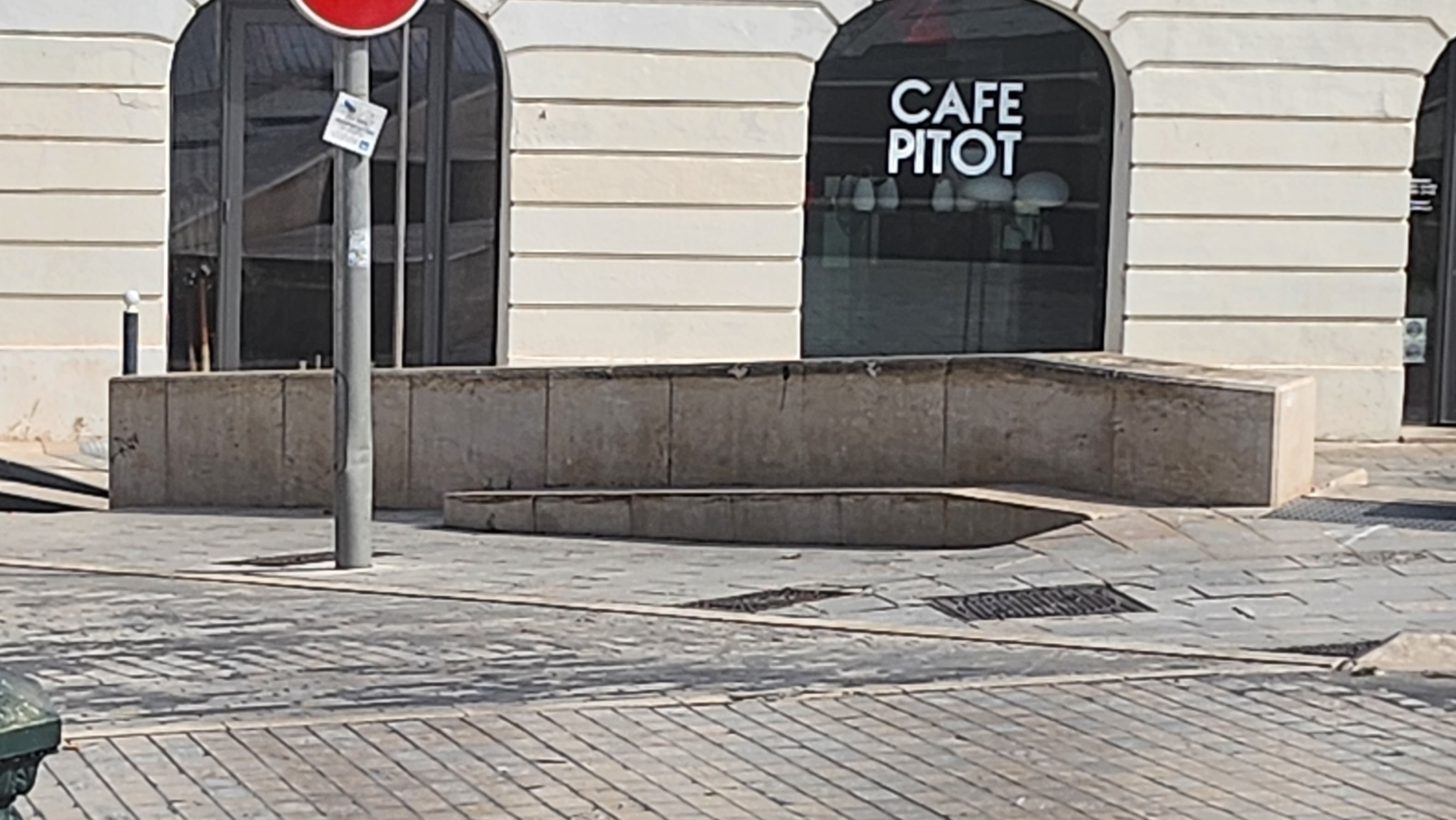 Curbs Peyrou — photo 1