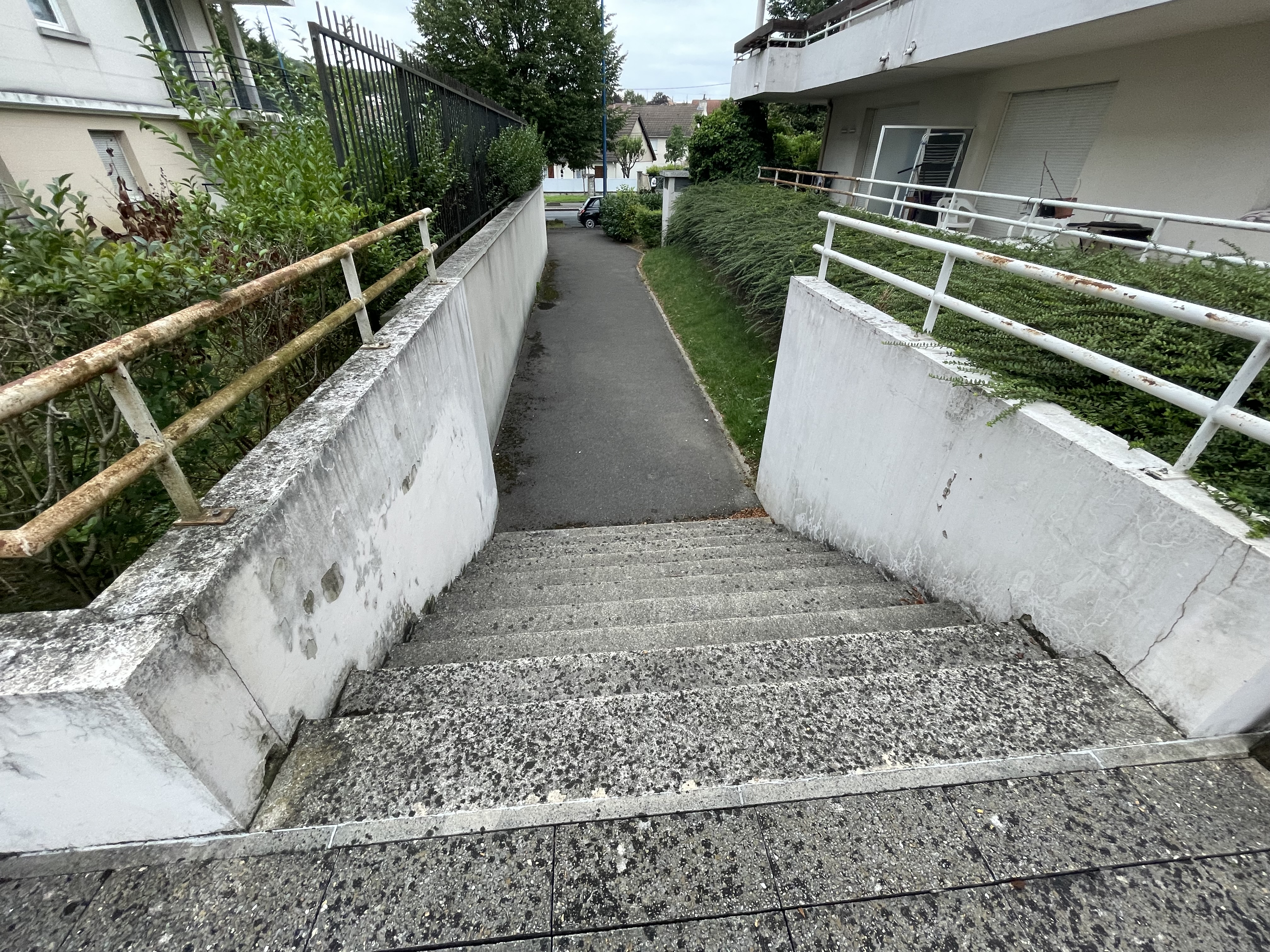 Marche de la residence — photo 1