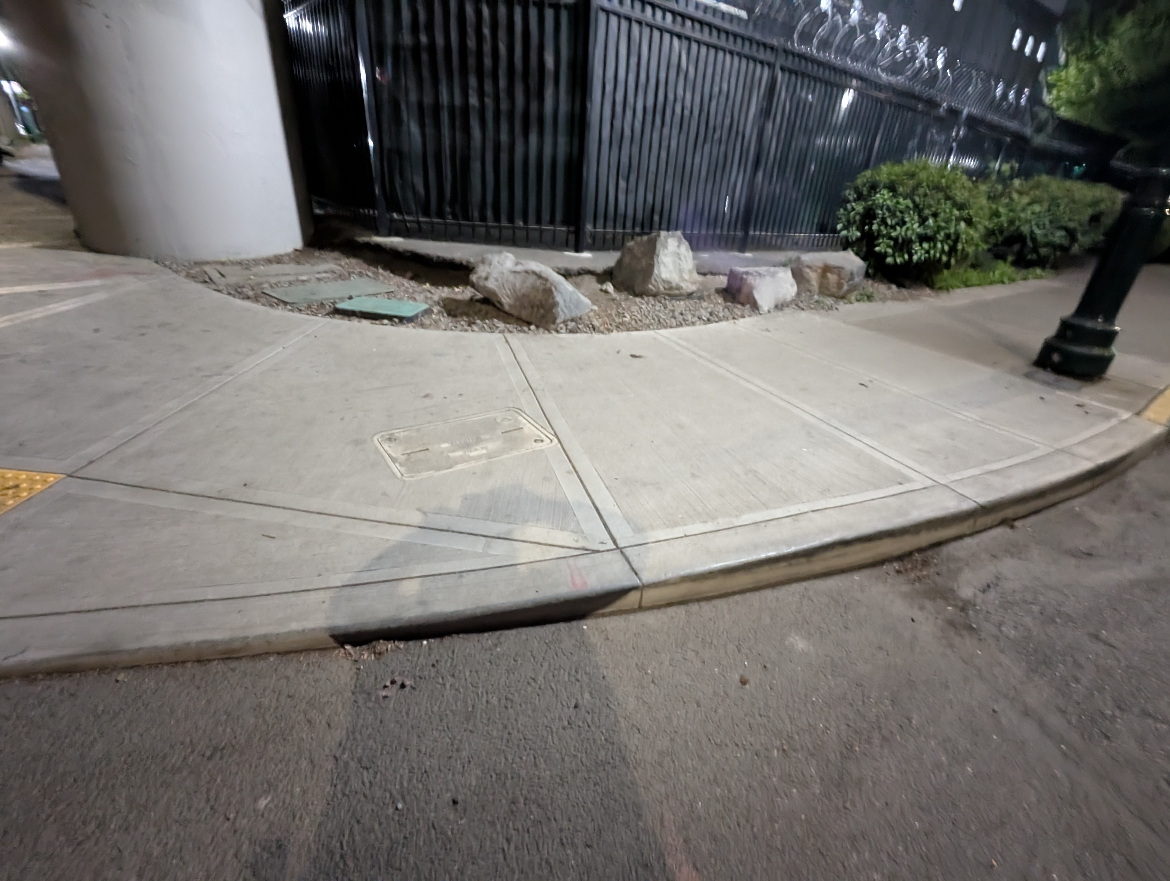 Corner curb — photo 1