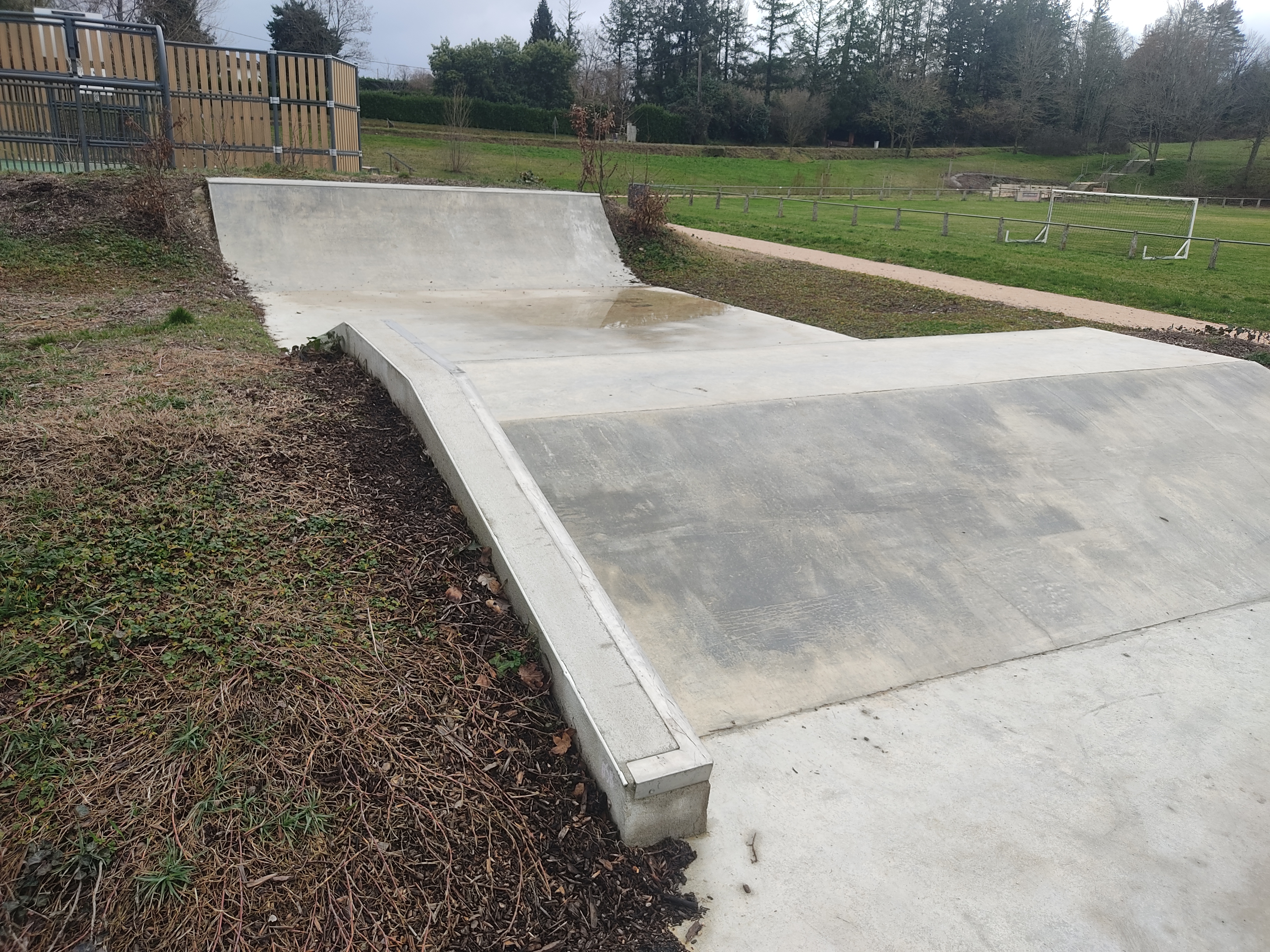 Skatepark/ pump track — photo 1