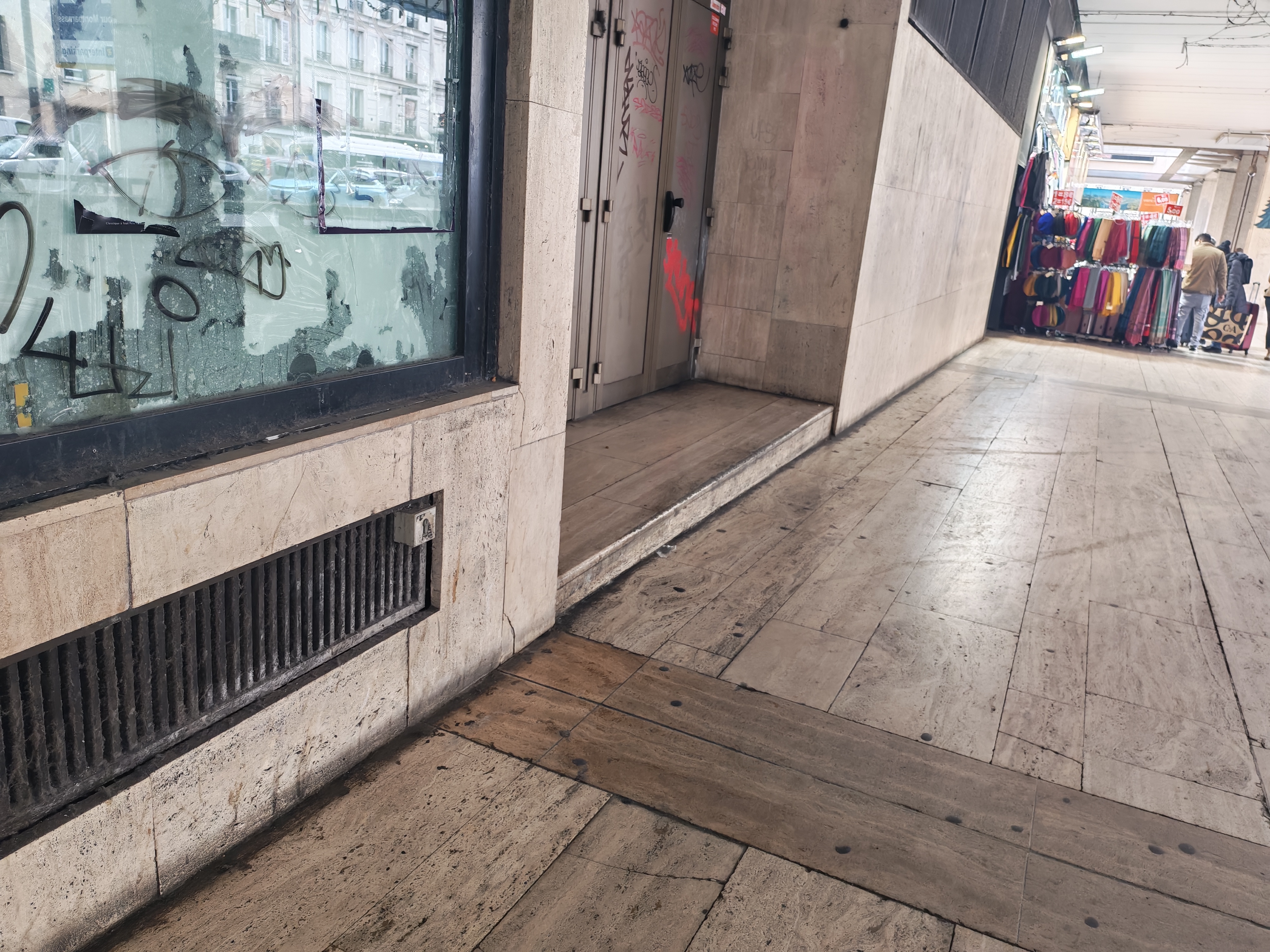 Little curb Gare Montparnasse — photo 1