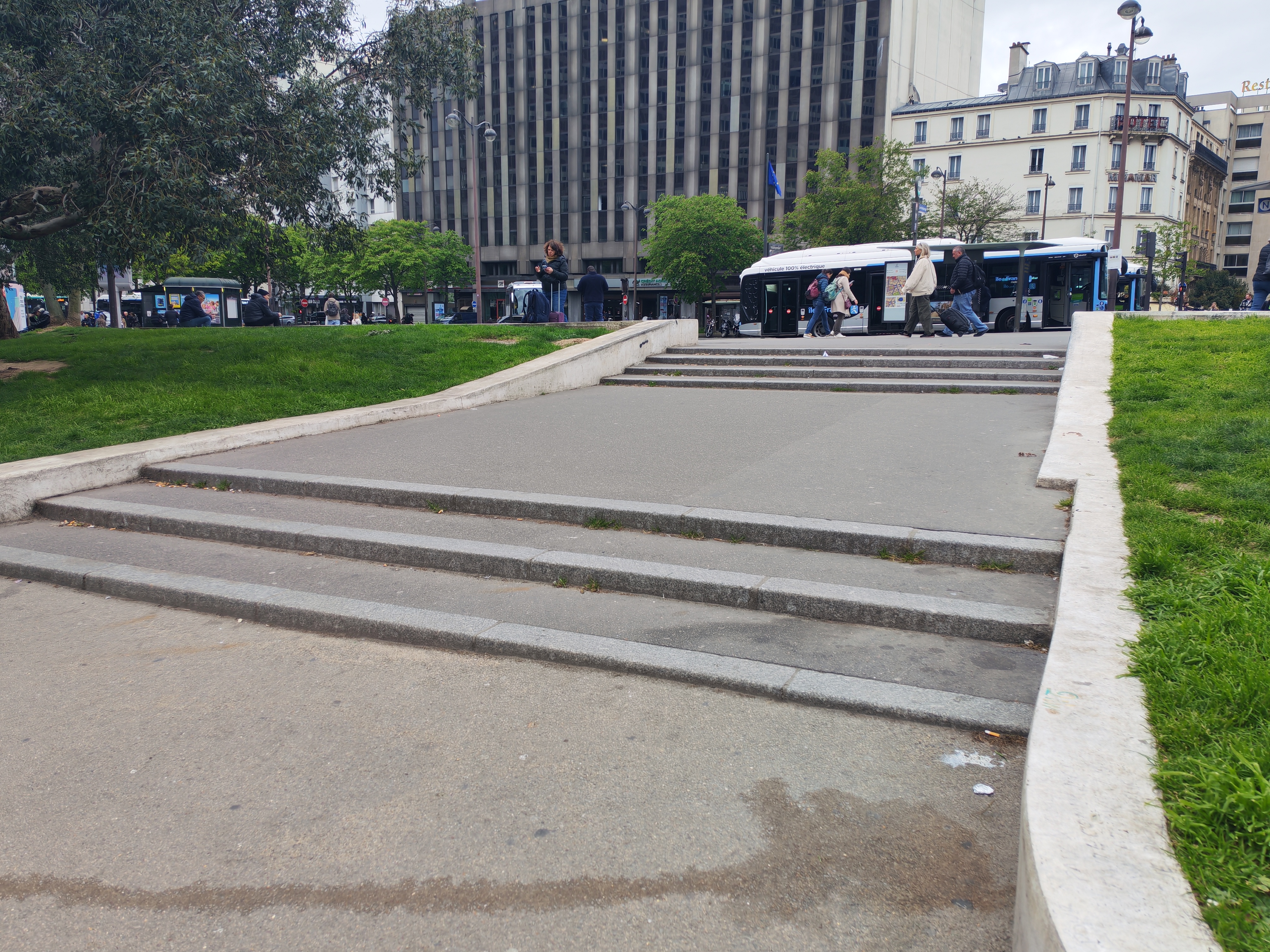 Low curb gare Montparnasse — photo 1