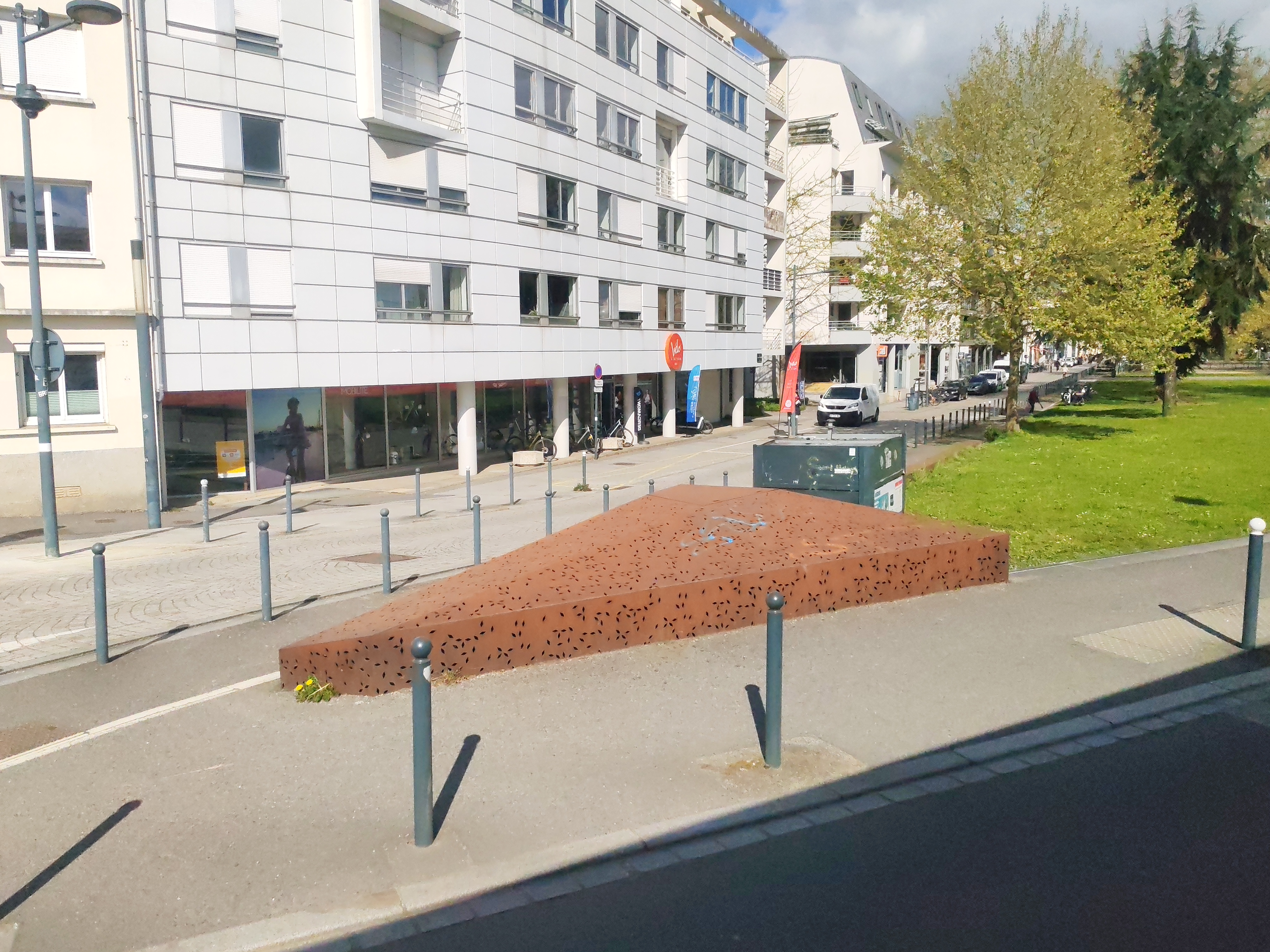 Multifaceted curb — photo 1