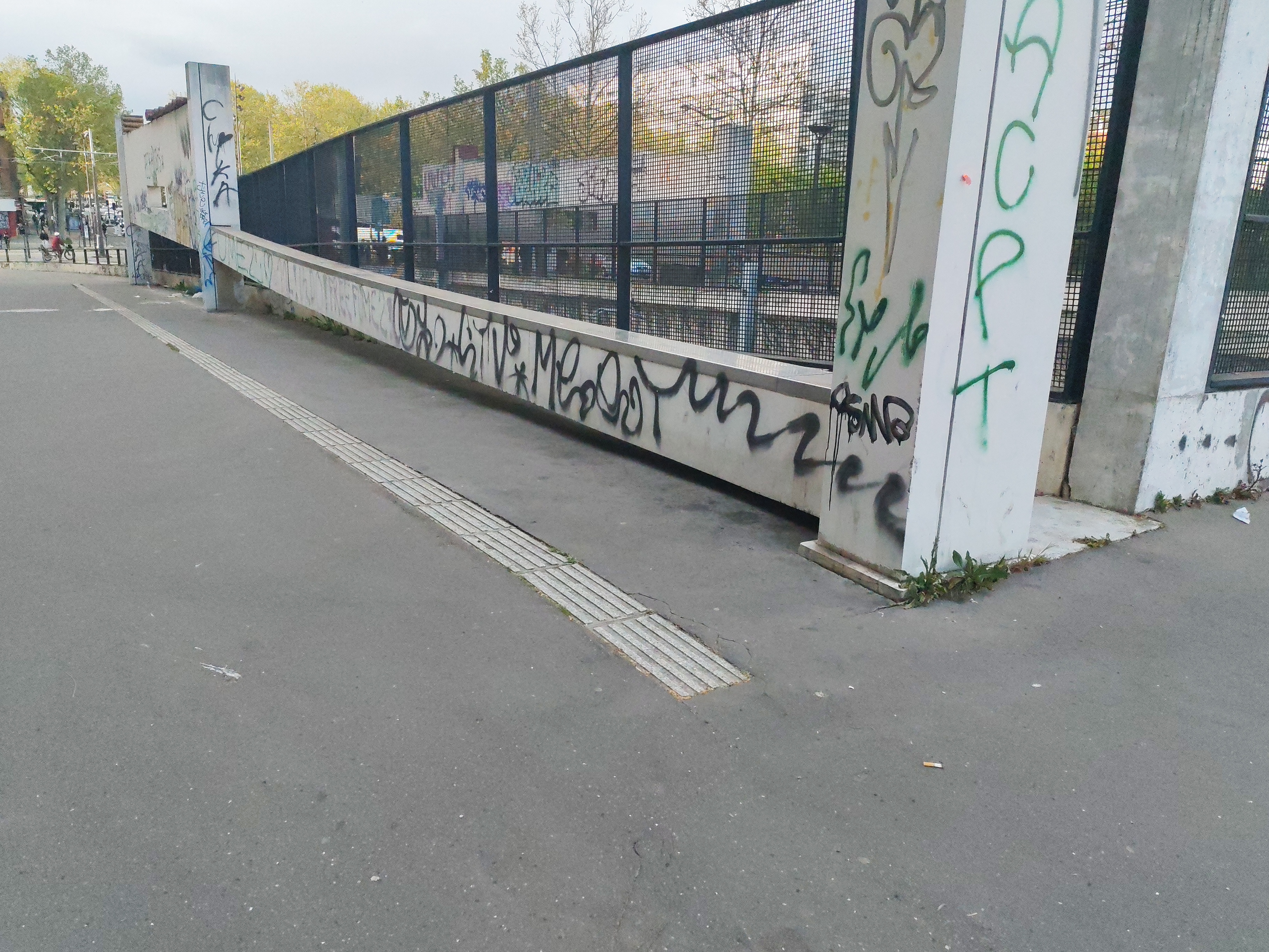 Curb avec une arrête en métal — photo 1