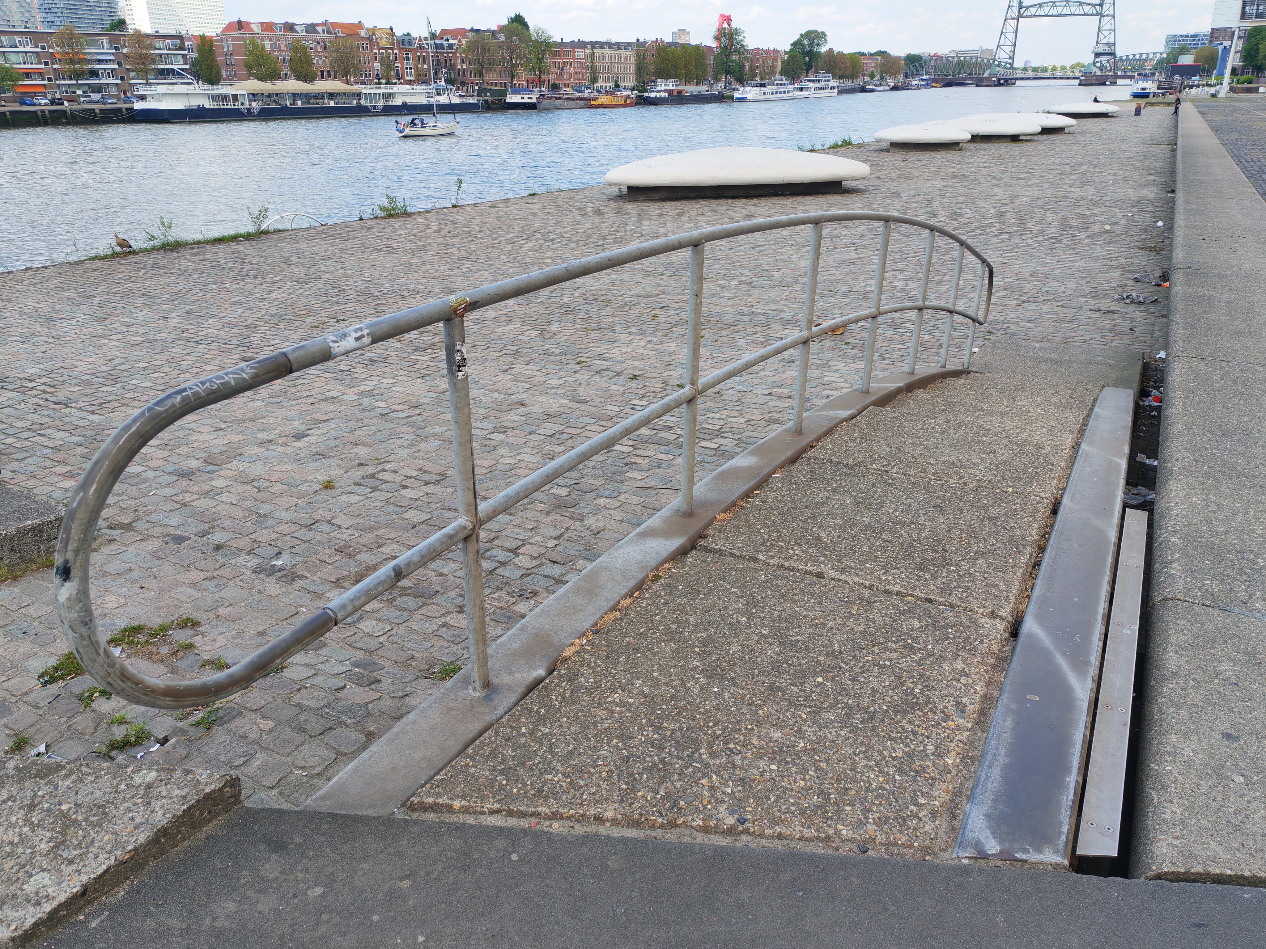 Curved rail Rotterdam — photo 1