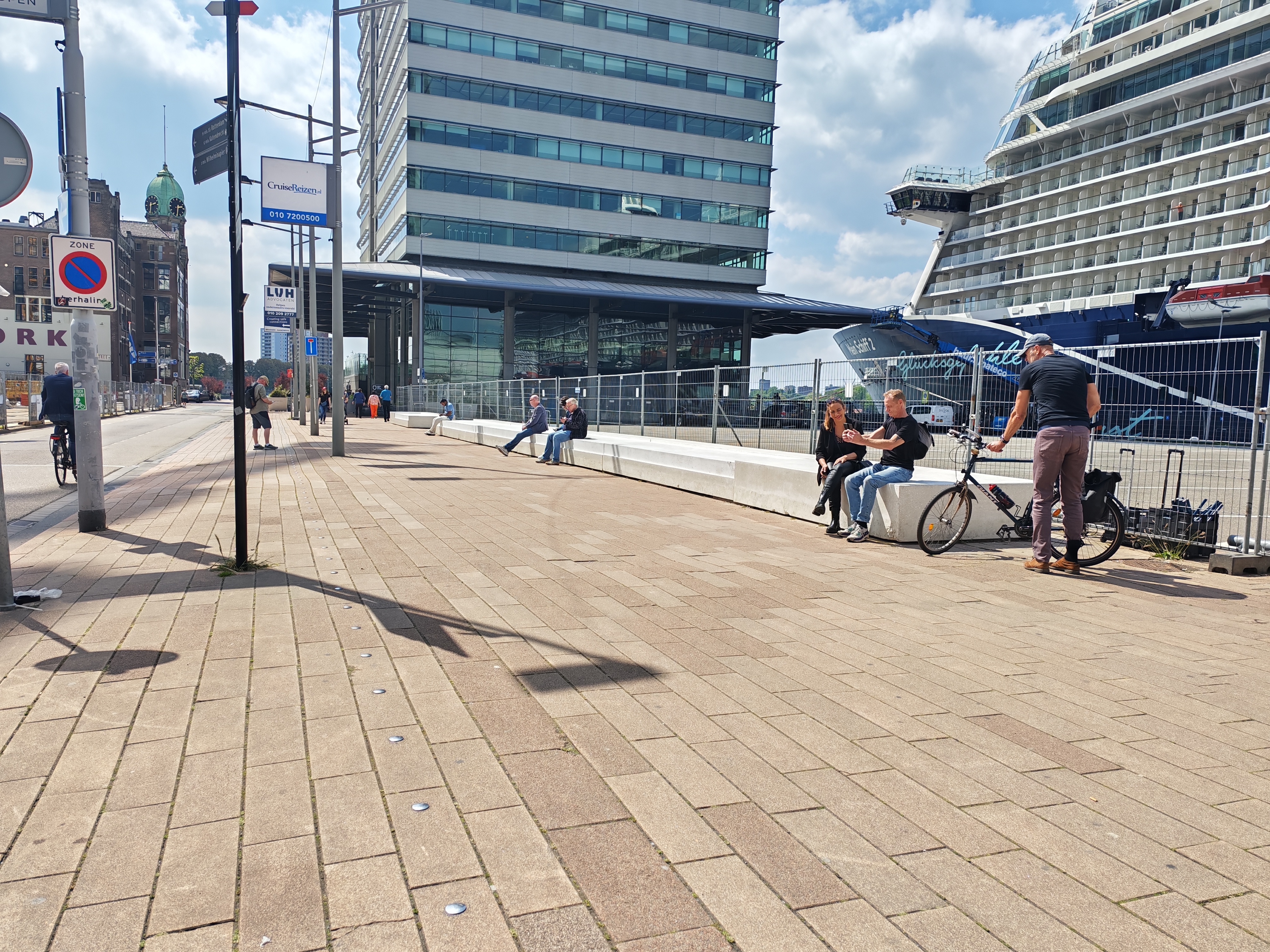 White jump spot Rotterdam — photo 1
